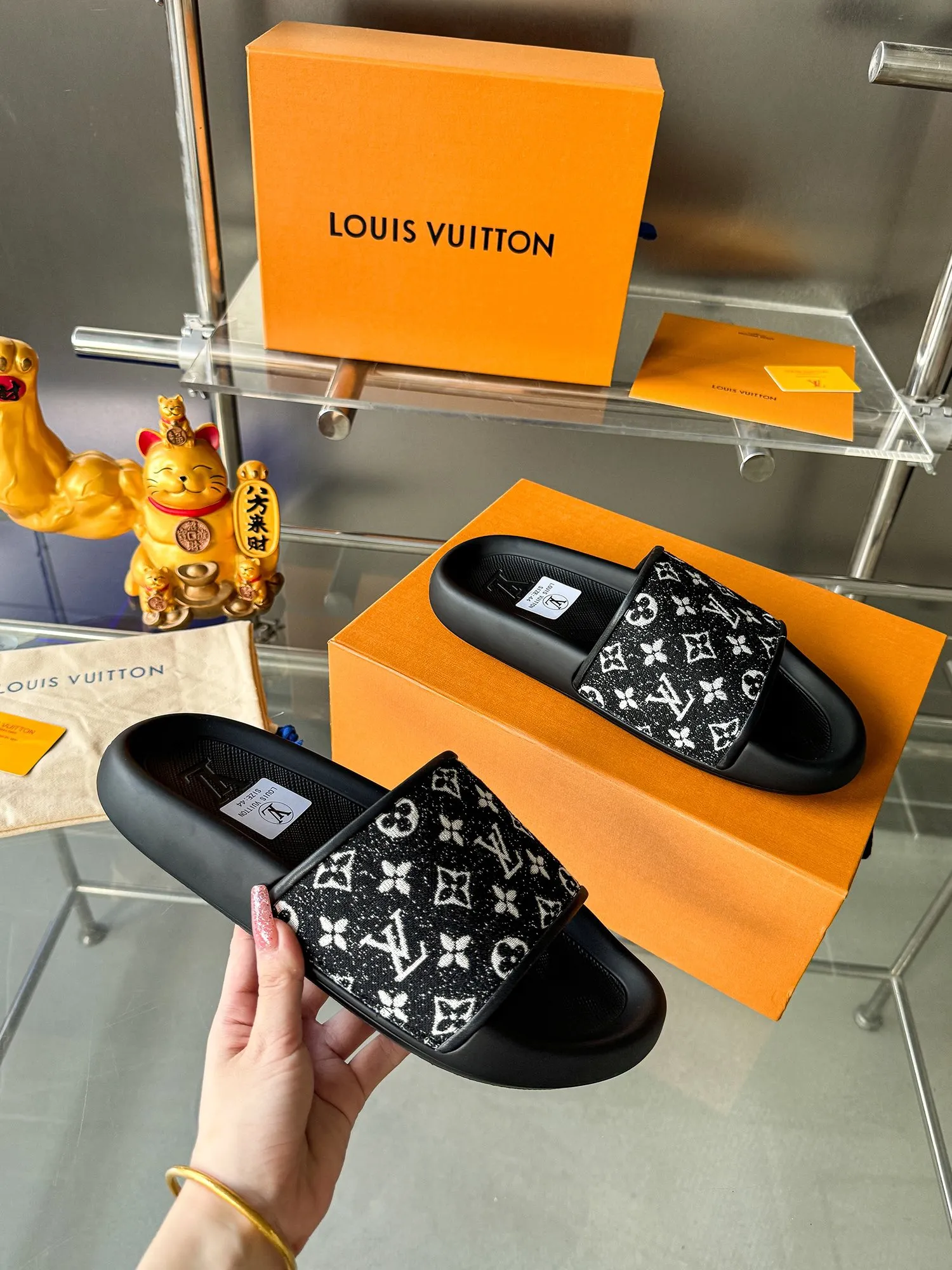 [L Home] P: 300💰 ▪️Shoe size: Women's 35-40 Men's 38-46▪️Packaging: Counter top quality~original packaging Louis Vuitton lv couple's monogram embossed slippers This season, Waterfront sandals return with a new look, and the upper buckle is embossed with Louis Vuitton's iconic Monogram pattern. Made of waterproof rubber with a comfortable and resilient insole. The lightweight, flexible outsole is embossed with the Louis Vuitton logo. Exquisitely packaged at the delivery counter 🛍📦 ▪️Fabric: Original molded rubber foam ▪️Sole: Original molded rubber foam outsole ▪️Sole thickness: 3CM.